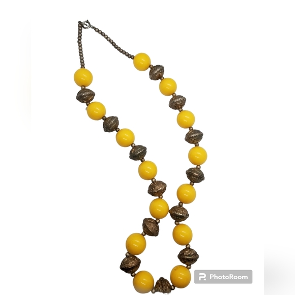 VINTAGE YELLOW/ORANGE ACRYLIC BEAD & SILVERTONED BEAD ORNATE CHUNKY NECKLACE - Picture 3 of 5